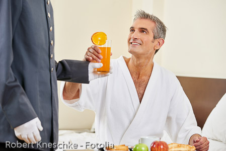 Zimmerservice bringt Frühstück mit Orangensaft