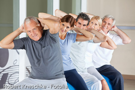 Senioren beim Rückenkurs im Fitnesscenter
