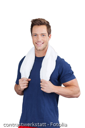 lchelnder mann im fitnessstudio