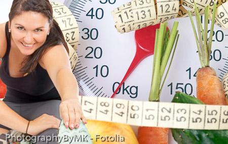 Frau beim Sport und Körperwaage mit Obst und Gemüse