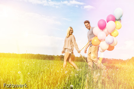 junges pärdchen mit luftballons
