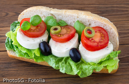 Baguette mit Mozzarella, Tomaten und Basilikum