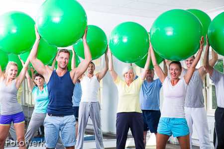 sportgruppe beim trainieren