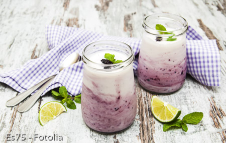 fresh fruit yoghurt with blackberries