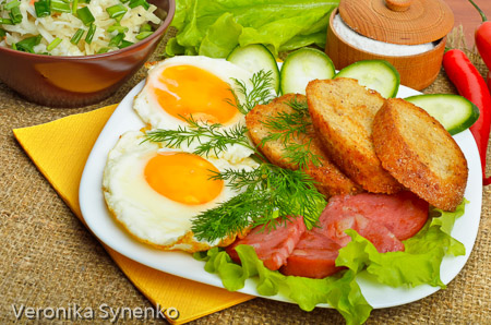 English breakfast - toast, egg, bacon and vegetables