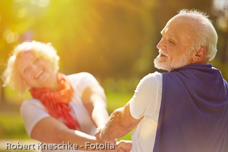 Senioren tanzen im Sommer in der Natur